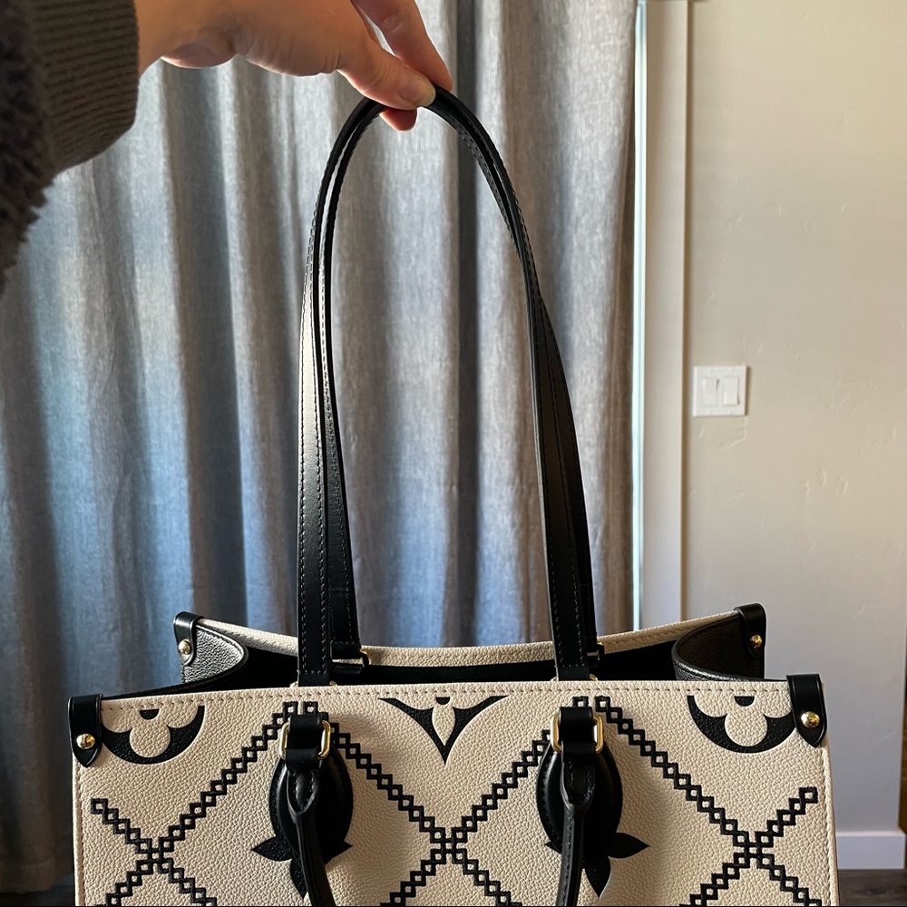 SOLD Louis Vuitton Onthego MM - Crème/Black - NEW - Picture 6 of 16